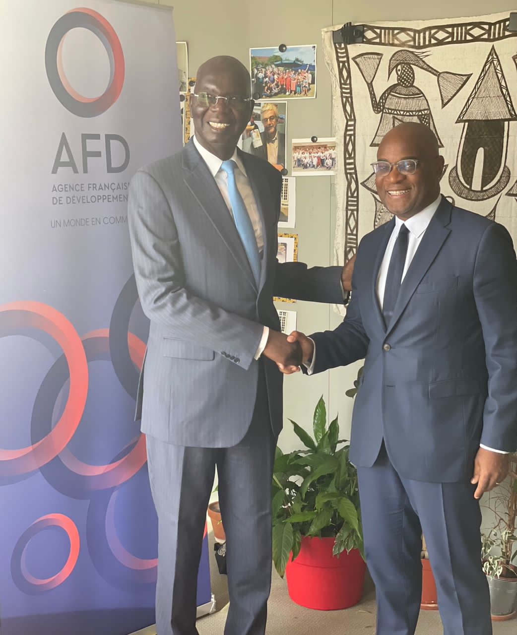 وزير الشؤون الاقتصادية مع مدير قطاع افريقيا بوكالة التنمية الفرنسية
